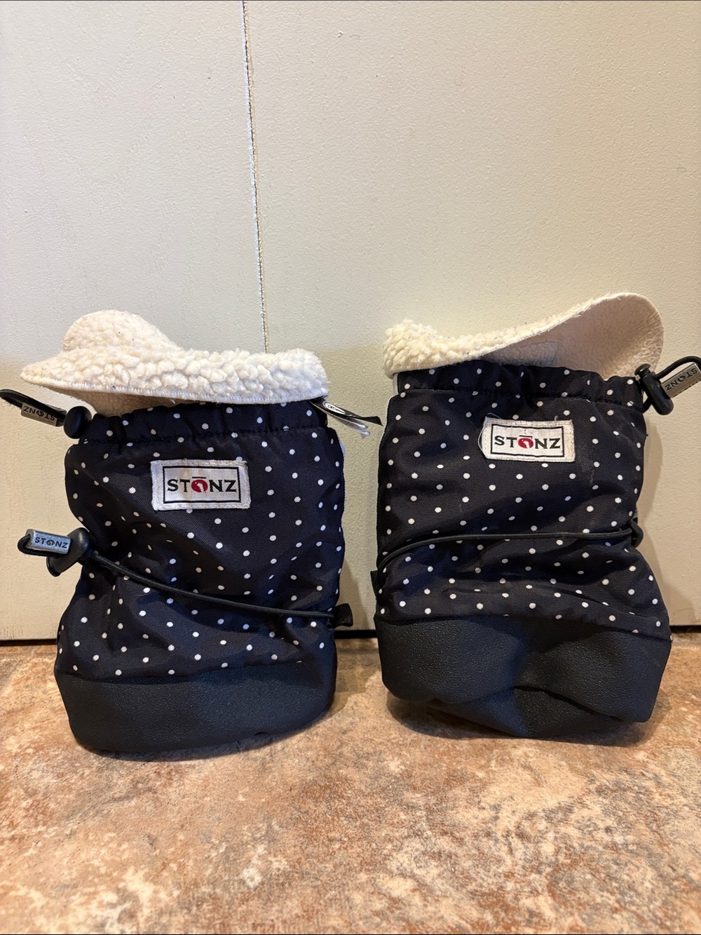 Stonz Kids Navy Blue Polka Dot Mittens with Sherpa Cuff